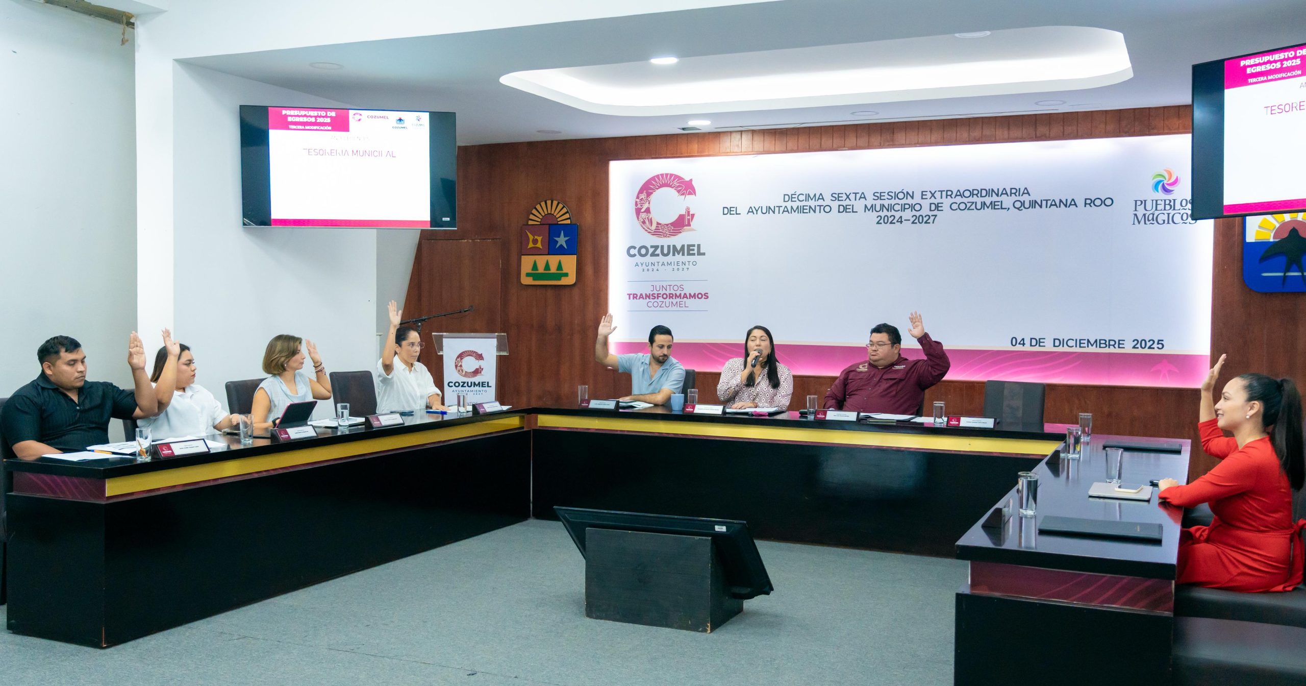 El presidente municipal, José Luis Chacón Méndez, encabezó la Décimo sexta sesión extraordinaria de Cabildo.