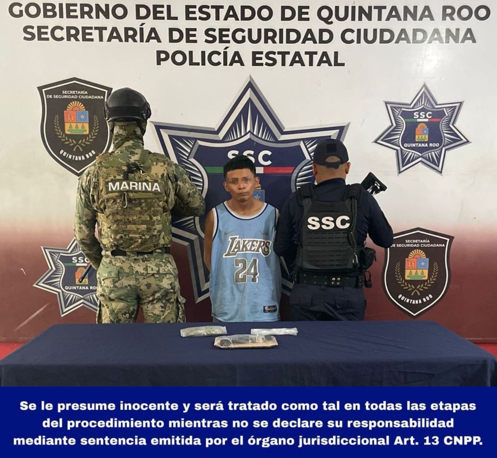 El sujeto detenido portaba diversas dosis de estupefacientes y una réplica de arma de fuego al momento de su captura.