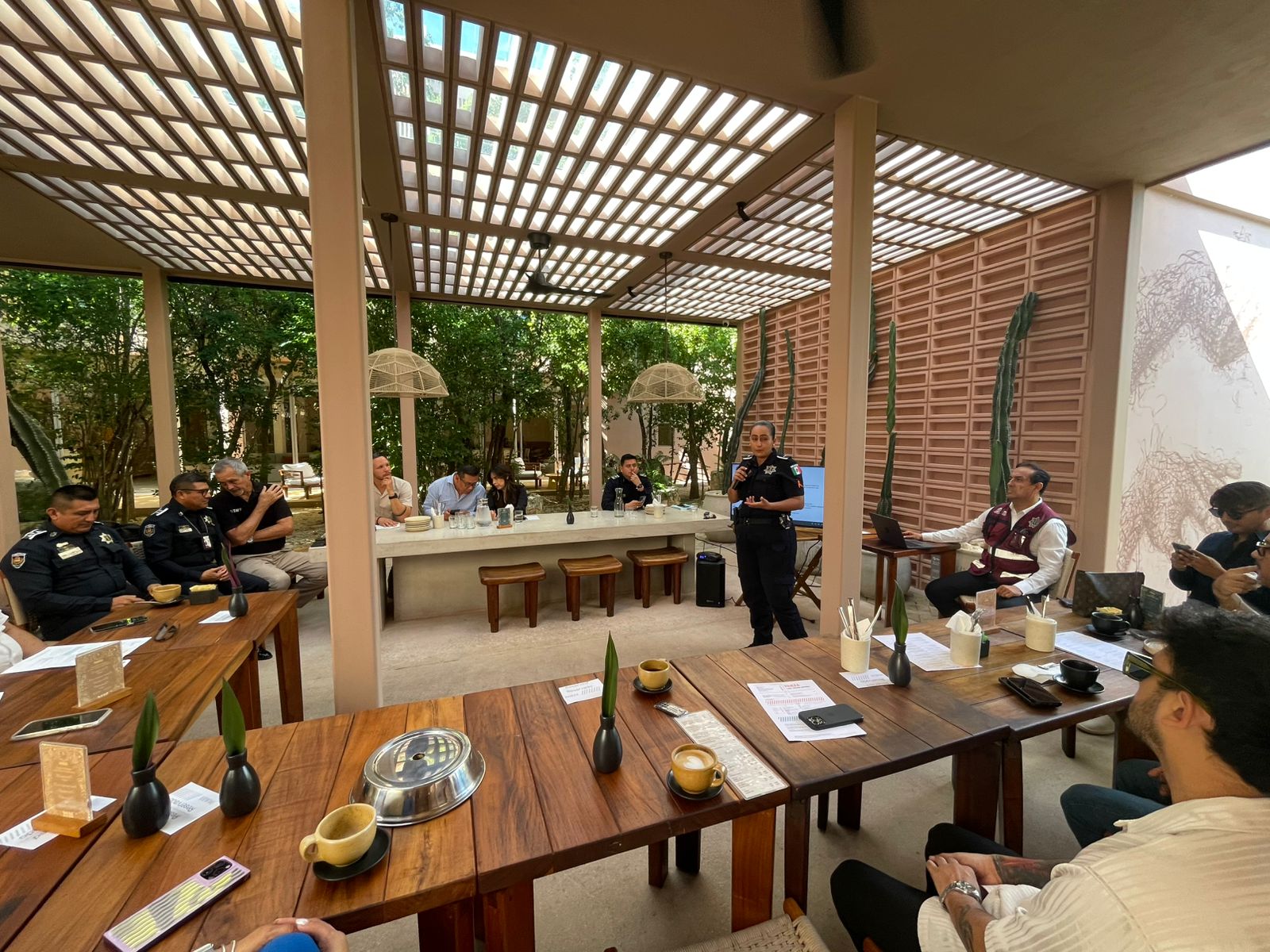 Autoridades de la Secretaría de Seguridad Ciudadana se reúnen con empresarios de Tulum para definir nuevas estrategias de protección.