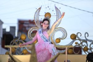 Fátima Bosch Fernández saluda emocionada a la multitud que la recibió en Villahermosa a pesar de la lluvia.