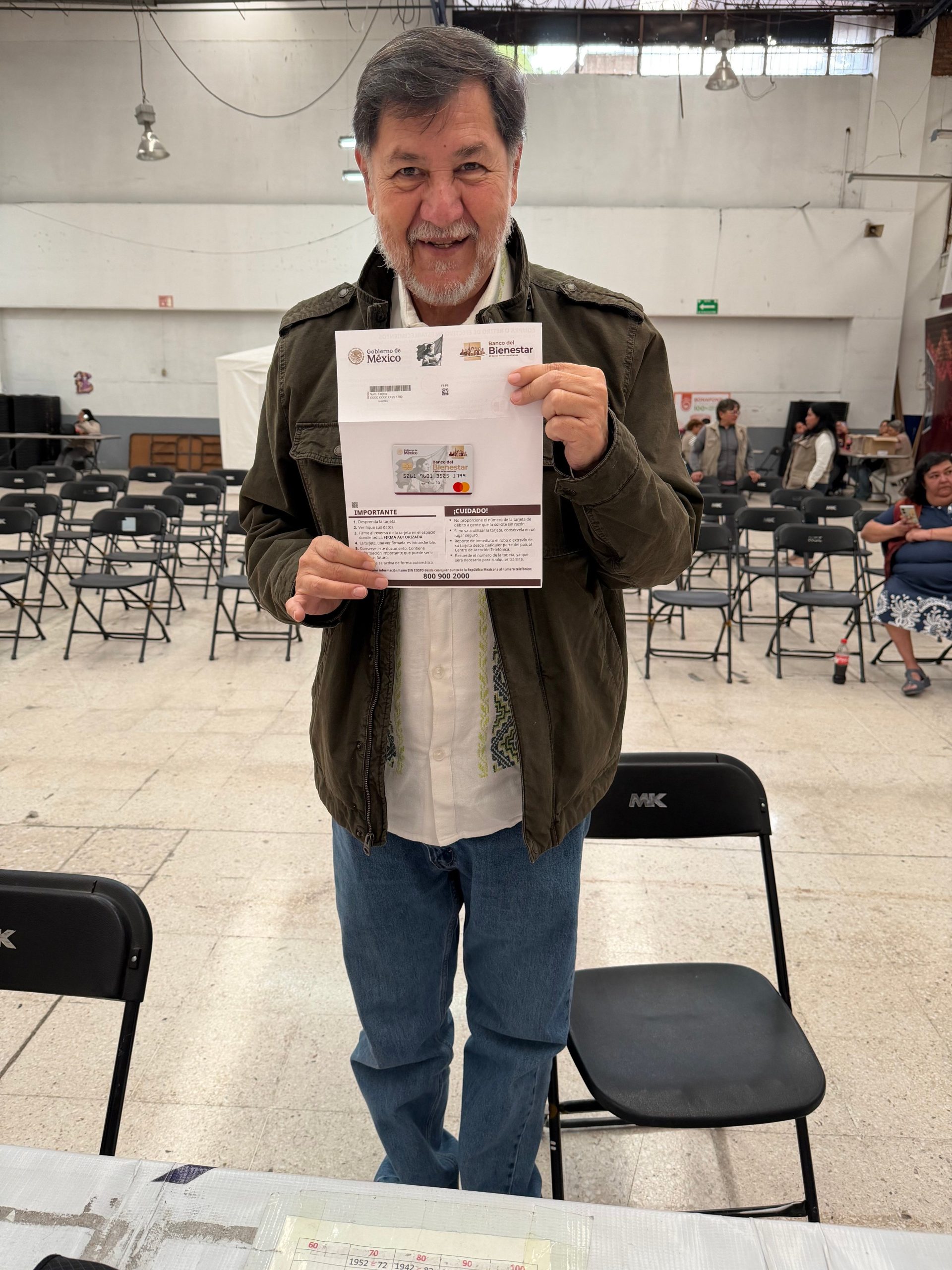 Gerardo Fernández Noroña presumió en redes sociales su nueva tarjeta de la Pensión del Bienestar.