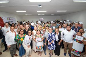 Artesanos recibieron tabletas electrónicas para impulsar su comercio digital.