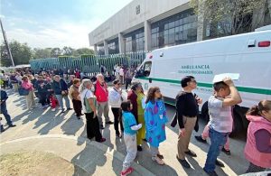 Cientos de personas esperan bajo temperaturas gélidas en las afueras de la clínica.