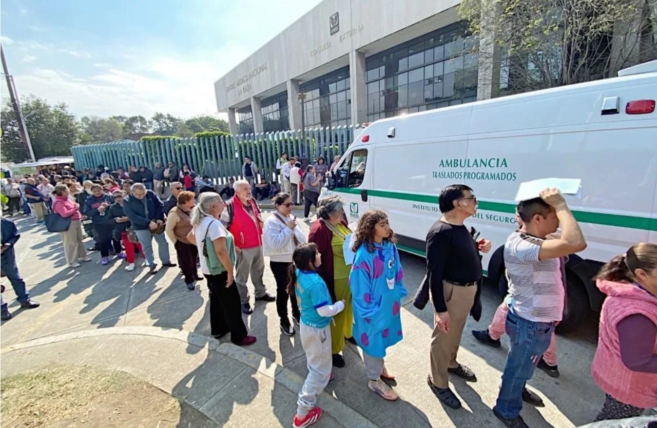 Cientos de personas esperan bajo temperaturas gélidas en las afueras de la clínica.