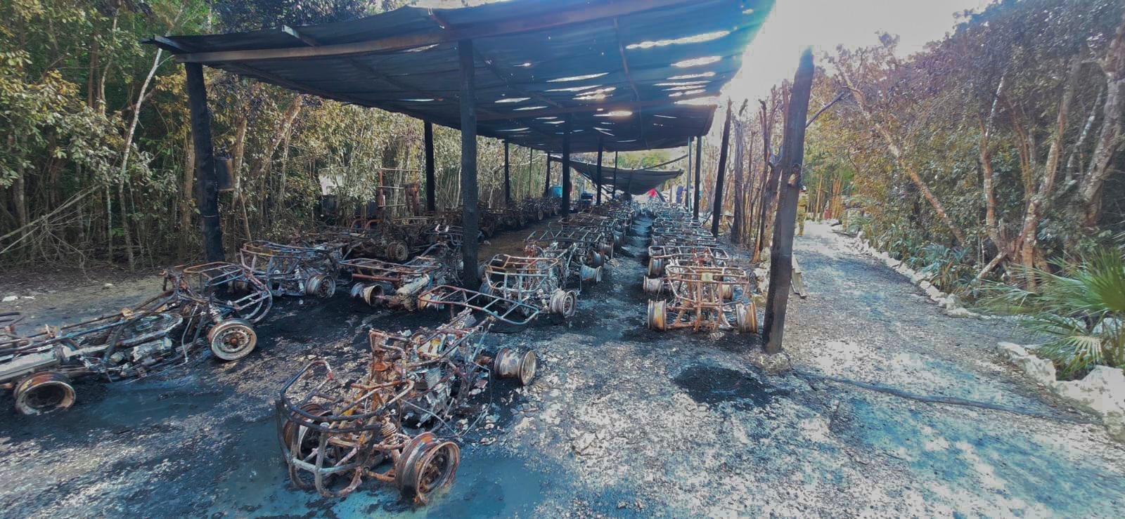 Los peritos de la Fiscalía examinaron los restos de 38 cuatrimotos que resultaron dañadas por el fuego en la zona hotelera sur.