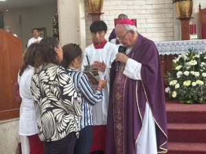 Mons. Pedro Pablo Elizondo ofició su última misa dominical en Cancún tras su renuncia, mientras el nuevo obispo, Mons. Salvador González Morales, envía su primer mensaje de gratitud y esperanza.