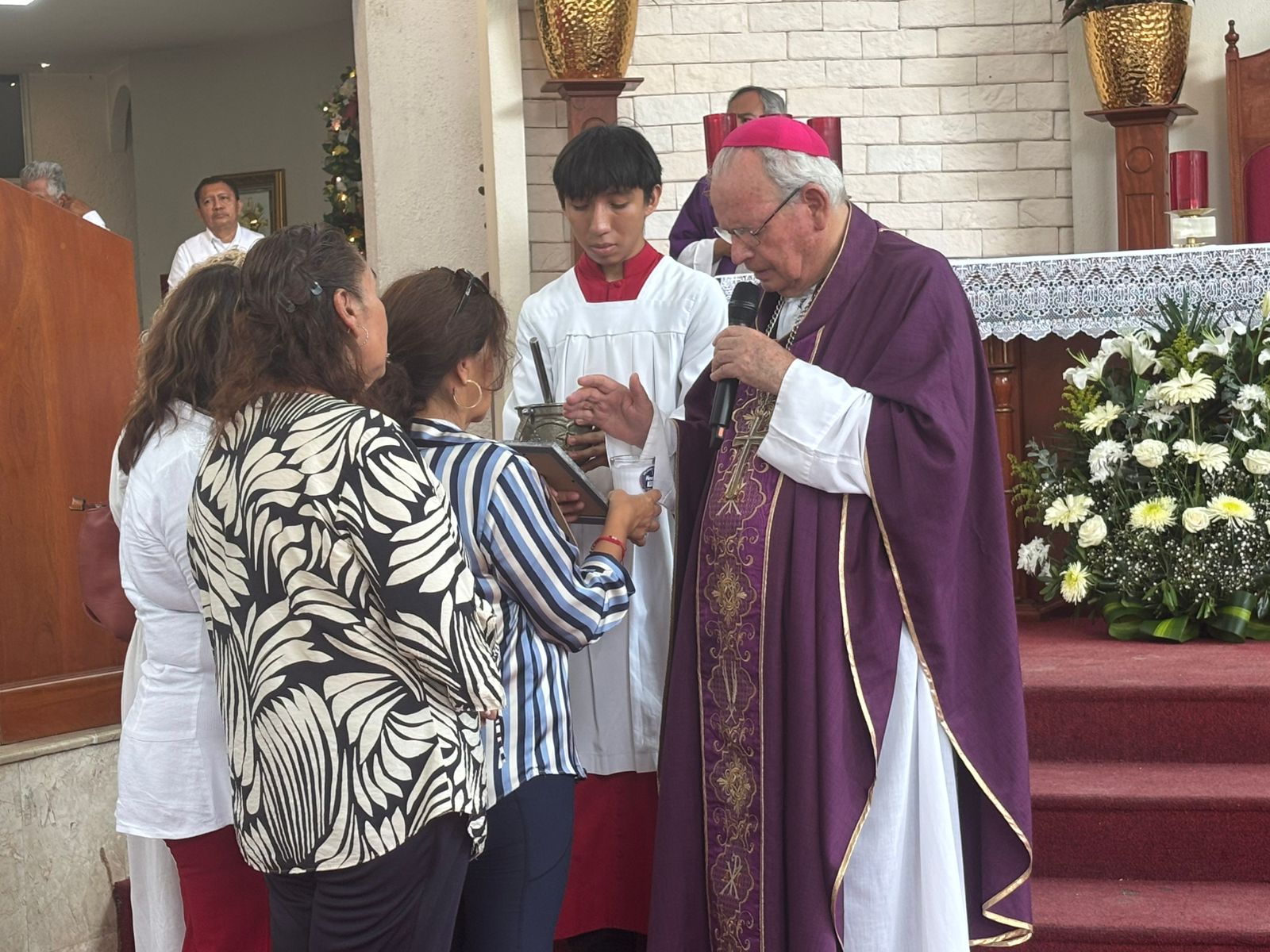 Mons. Pedro Pablo Elizondo ofició su última misa dominical en Cancún tras su renuncia, mientras el nuevo obispo, Mons. Salvador González Morales, envía su primer mensaje de gratitud y esperanza.