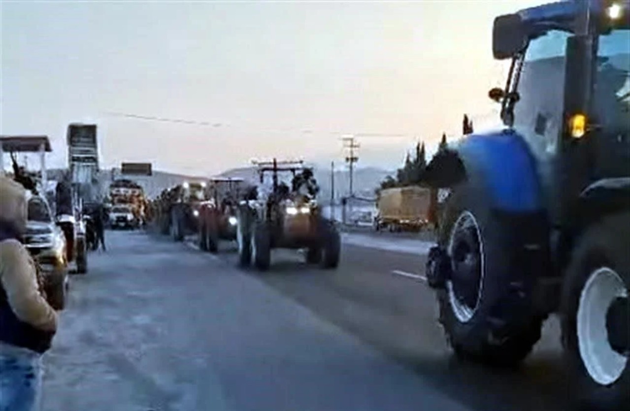 Organizaciones campesinas se manifiestan en una carretera estratégica en protesta por la nueva Ley de Aguas.