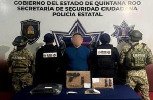 Imagen del Primer Maestre Matías “N” de la Marina tras su detención Dosis de droga, dinero en efectivo y arma asegurados en la detención del capo en Cancún