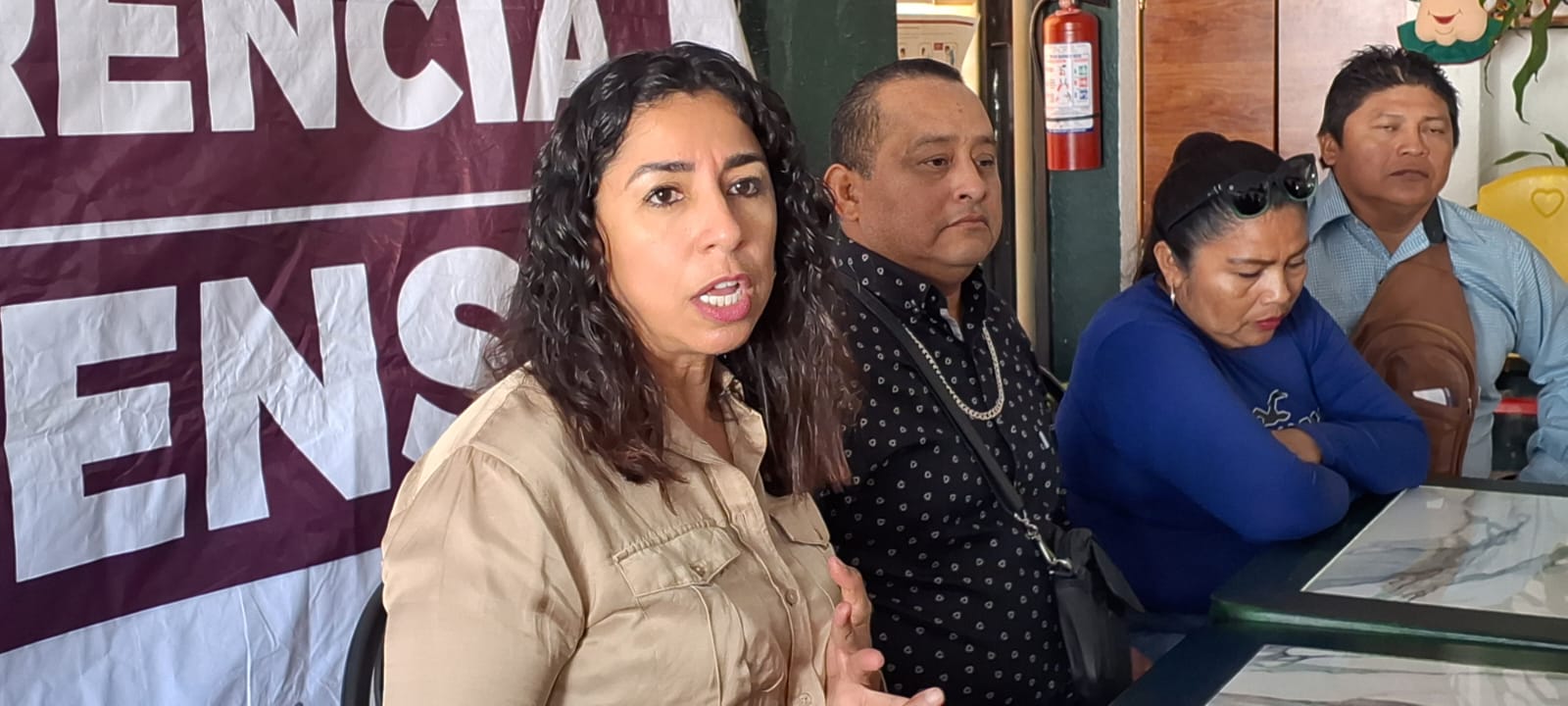 La diputada federal Marybel Villegas Canché en rueda de prensa en Playa del Carmen.