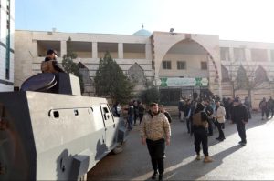 Equipos de rescate trabajan entre los escombros de la mezquita tras el atentado terrorista en Siria que dejó ocho víctimas.