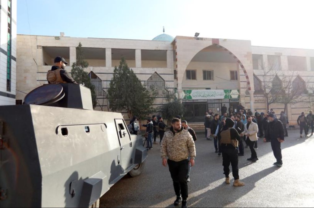 Equipos de rescate trabajan entre los escombros de la mezquita tras el atentado terrorista en Siria que dejó ocho víctimas.