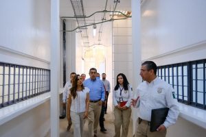 La gobernadora Mara Lezama y el titular del INM revisaron las condiciones de las áreas de atención en la Estación Migratoria.