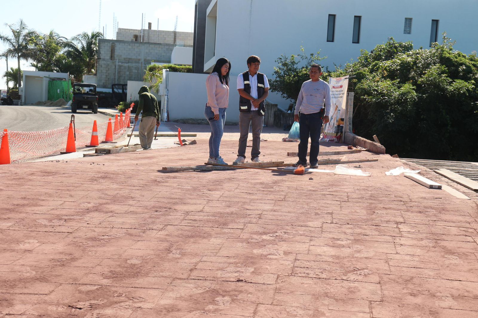 La presidenta municipal Atenea Gómez Ricalde supervisa personalmente los detalles técnicos de la obra en el Mirador Mar Turquesa.