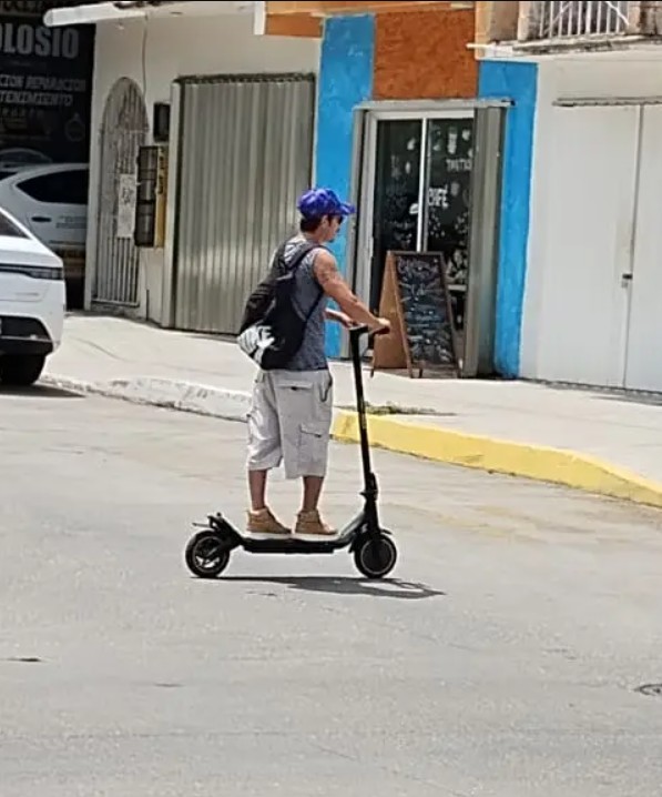 Una bicicleta eléctrica circula por la acera en Playa del Carmen, ignorando el riesgo para los peatones.