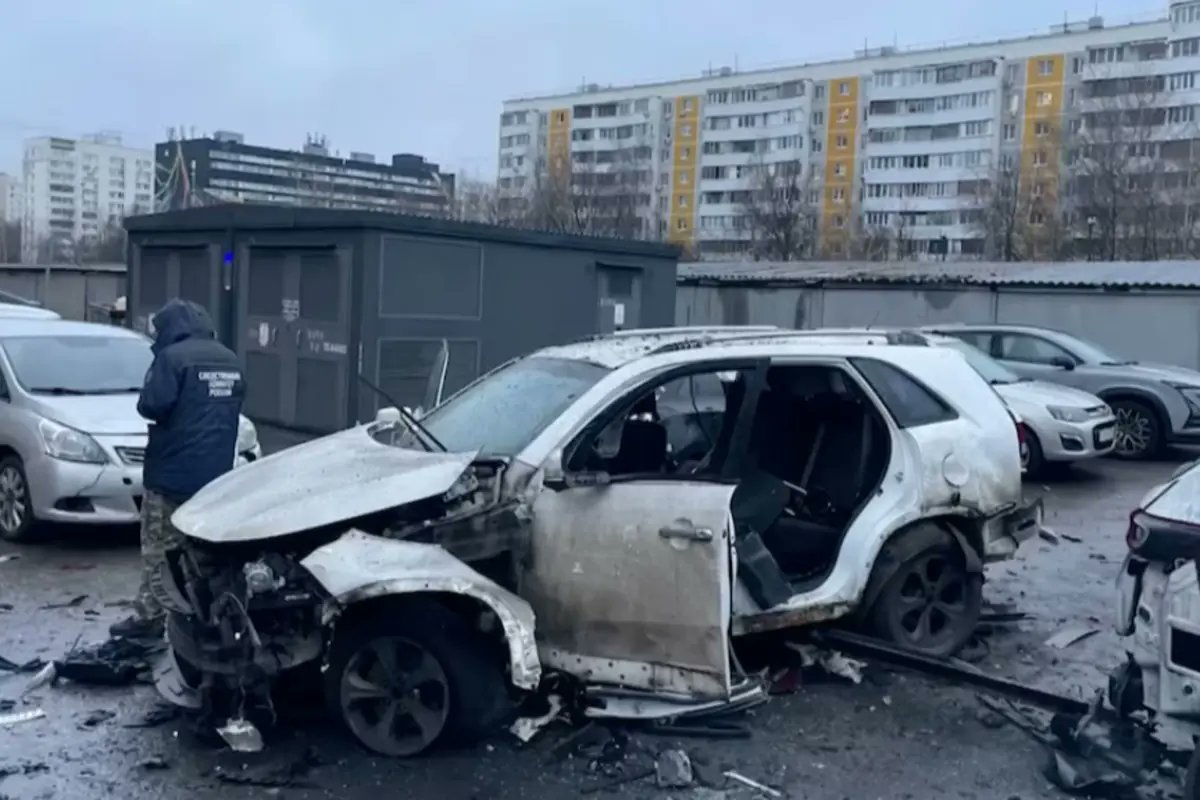Equipos de emergencia acordonaron el área del sur de Moscú donde ocurrió la detonación fatal contra los oficiales.