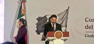 Martí Batres Guadarrama, director general del ISSSTE, presenta el programa "Trato Digno".