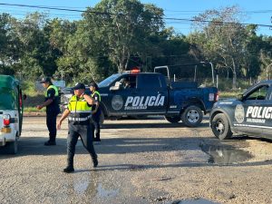 Elementos periciales recolectaron indicios balísticos tras el ataque armado en Playa del Carmen ocurrido esta mañana.