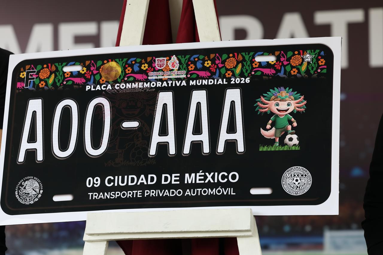 La jefa de Gobierno Clara Brugada muestra los tres modelos disponibles de las placas conmemorativas del Mundial para los automovilistas.