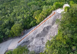 Con 42 metros de altura, Nohoch Mul en Cobá es la pirámide más alta de la península de Yucatán. Conoce su historia y las nuevas reglas de ascenso.