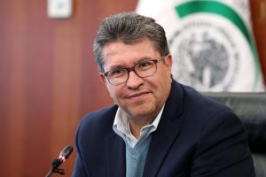 Ricardo Monreal ofreciendo declaraciones a los medios sobre la unidad dentro de Morena.