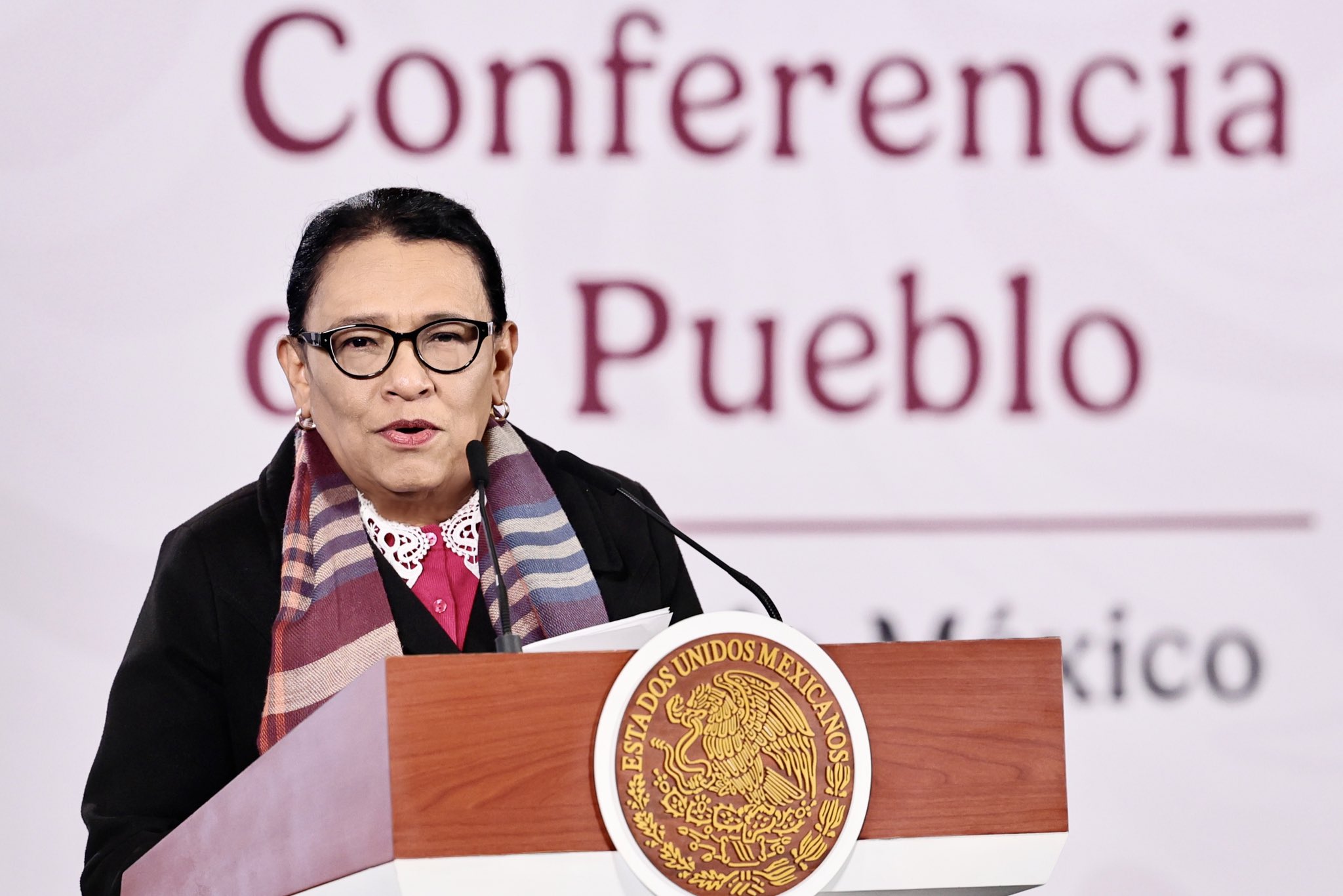La secretaria Rosa Icela Rodríguez detalla los montos de inversión para el rescate social y ambiental de Cananea durante la conferencia matutina.