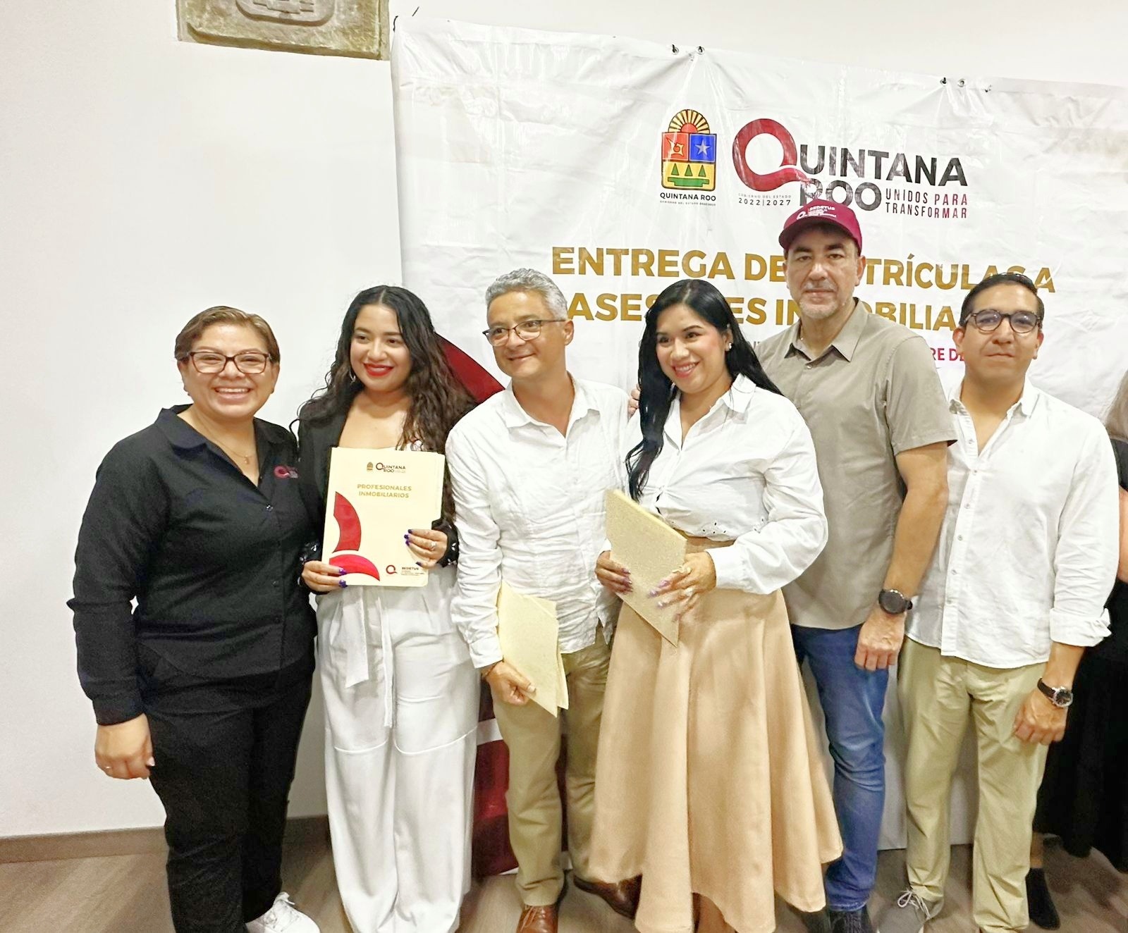 El titular de la SEDETUS, Alberto Alonso Ovando, entrega los documentos oficiales a los nuevos asesores acreditados.