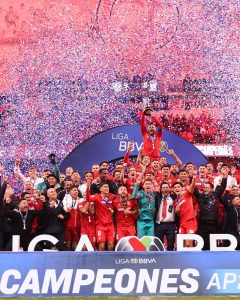 Los jugadores del Toluca celebran eufóricos tras anotar el penal definitivo de la muerte súbita.