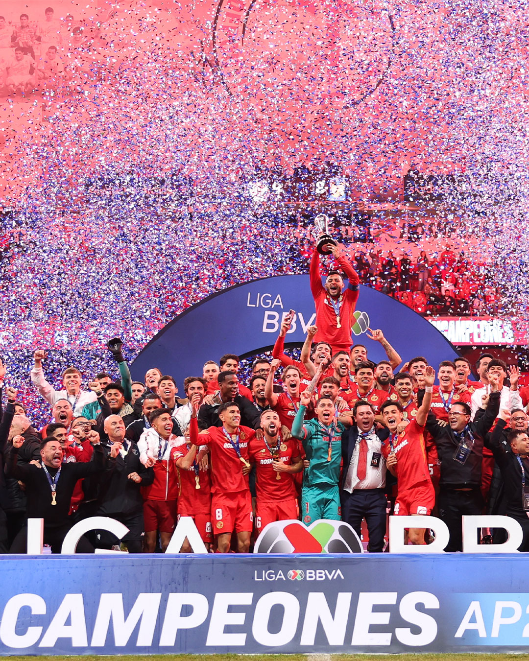 Los jugadores del Toluca celebran eufóricos tras anotar el penal definitivo de la muerte súbita.