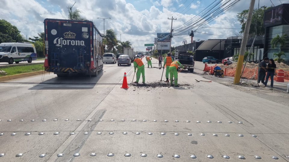 Agentes de tránsito municipal supervisan la zona para evitar nuevos incidentes tras el retiro de los reductores.
