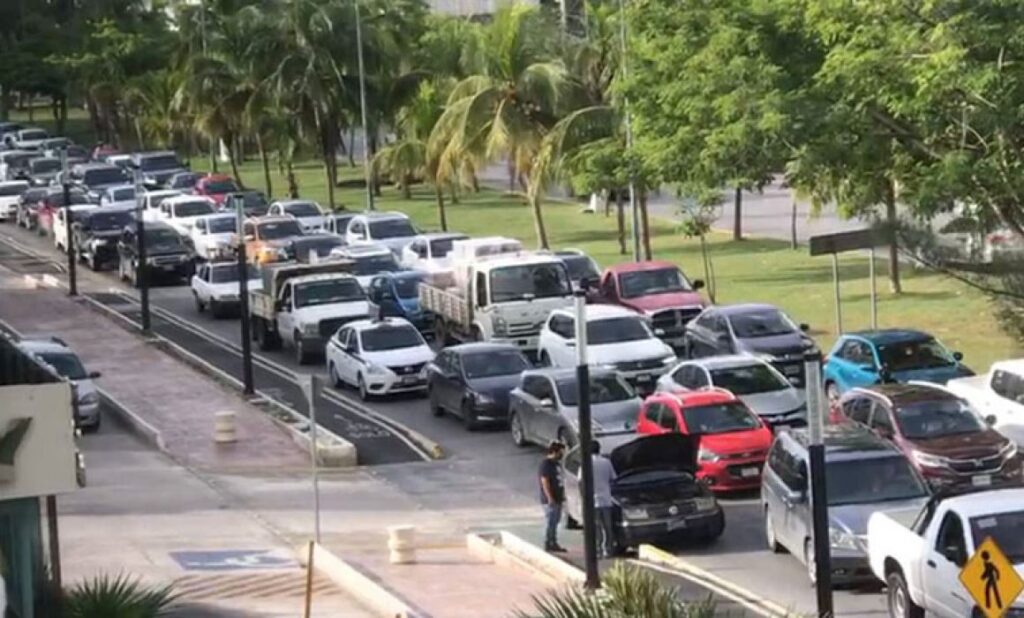 Maquinaria pesada realiza labores en uno de los puntos afectados por los cierres viales en Cancún.