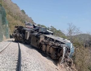 Elementos de la Secretaría de Marina trabajan en el rescate de pasajeros tras la caída de los vagones en un talud de Nizanda.