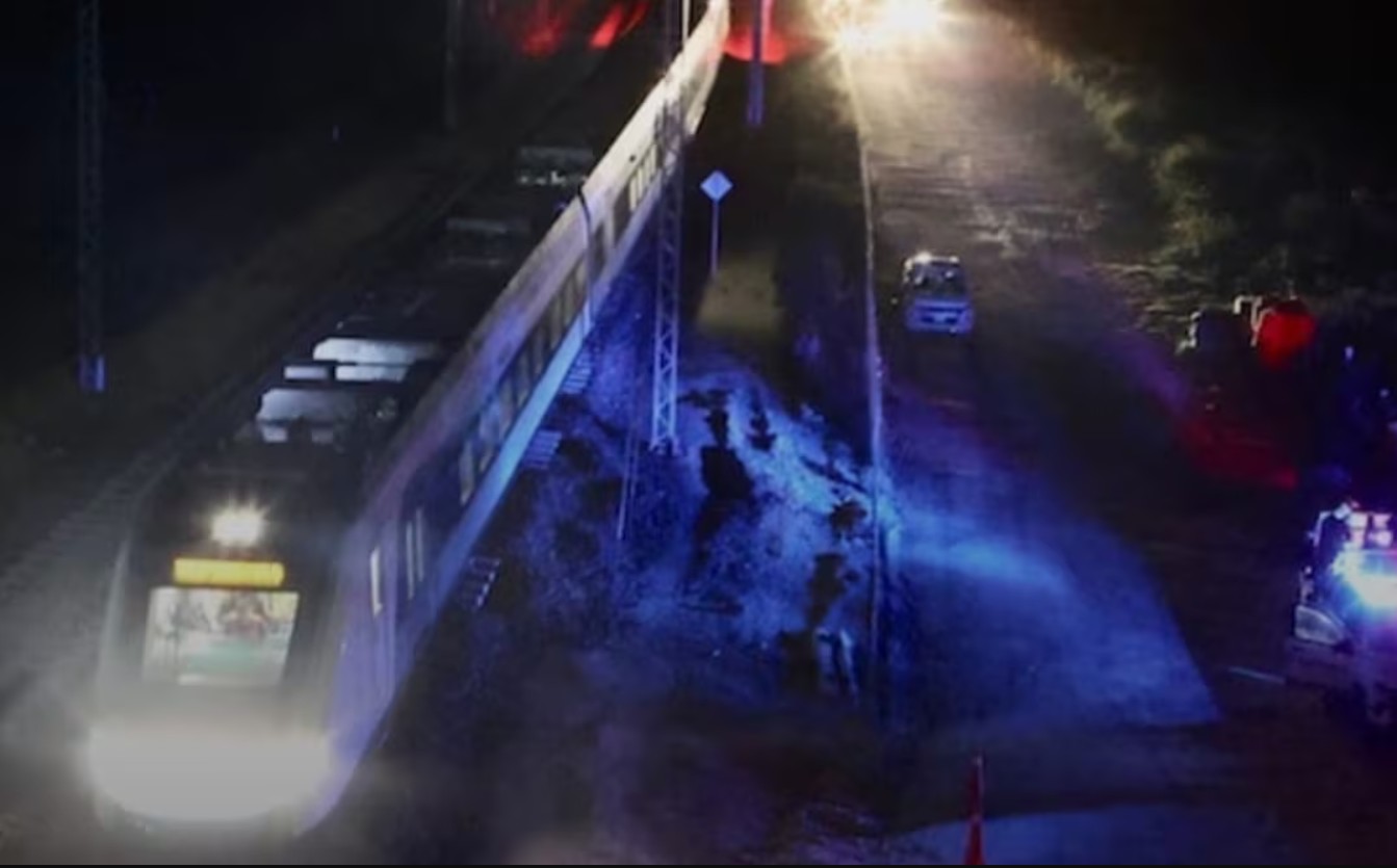 Autoridades federales resguardan el tramo ferroviario tras el fatal percance ocurrido cerca de la comisaría de Poxilá.