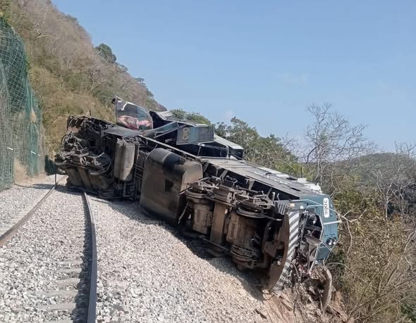 Elementos de la Secretaría de Marina trabajan en el rescate de pasajeros tras la caída de los vagones en un talud de Nizanda.