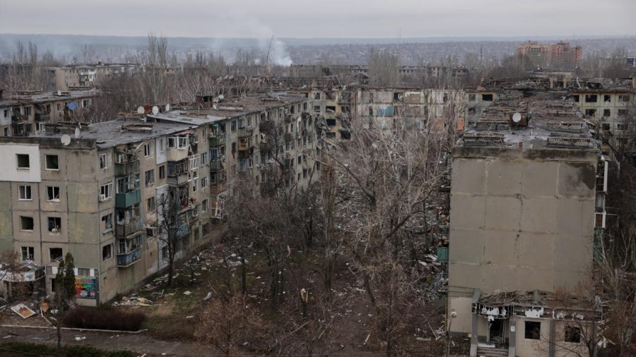 Miles de ciudadanos ucranianos asisten a misa a la luz de las velas debido a la falta de energía eléctrica en las iglesias.