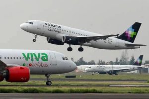 Aviones de Viva Aerobus y Volaris listos para despegar desde el aeropuerto.