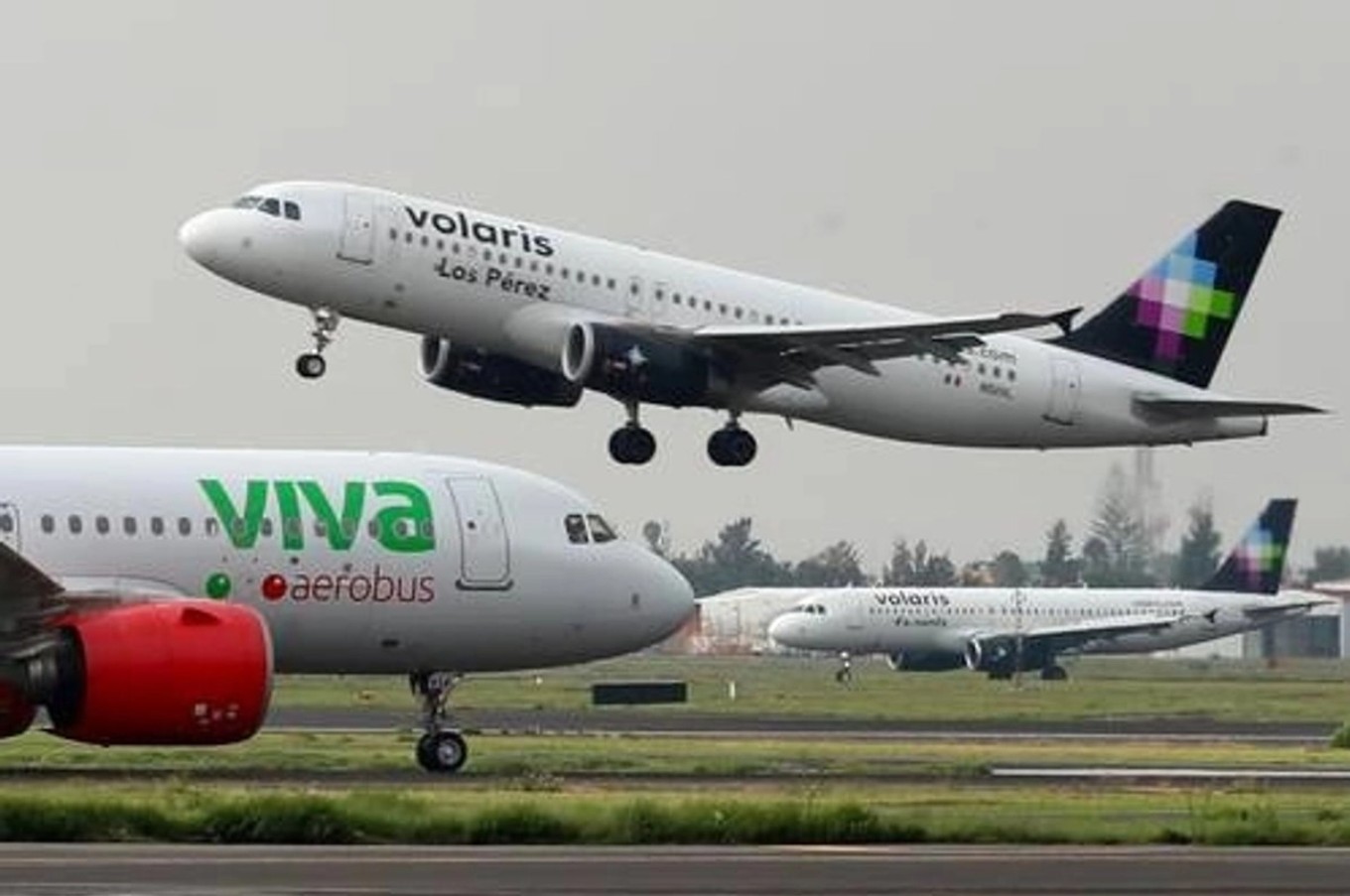 Aviones de Viva Aerobus y Volaris listos para despegar desde el aeropuerto.