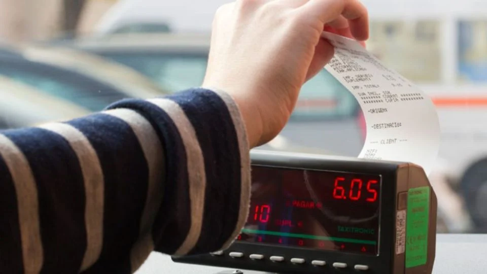 El sindicato de taxistas de Cancún anuncia el uso de taxímetros a partir de 2026 para regular tarifas y competir contra Uber tras años de quejas por cobros excesivos.