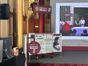 La presidenta Claudia Sheinbaum Pardo anuncia el inicio del programa "Farmacias del Bienestar" desde Palacio Nacional.