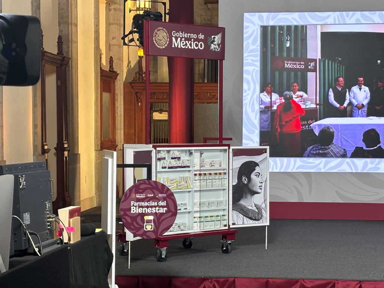 La presidenta Claudia Sheinbaum Pardo anuncia el inicio del programa "Farmacias del Bienestar" desde Palacio Nacional.