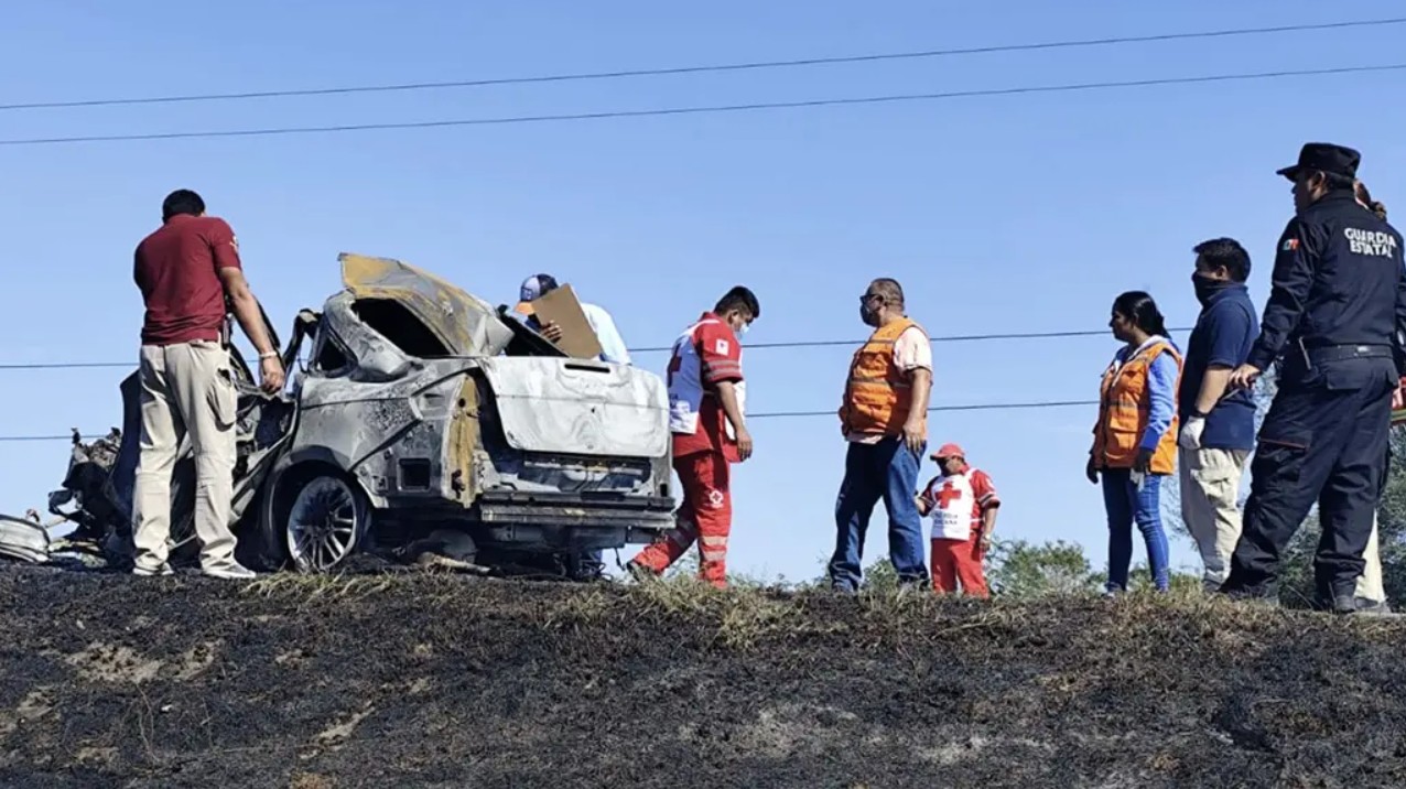 Restos del vehículo siniestrado tras el incendio ocurrido en el kilómetro 36 de la ruta Victoria-Zaragoza.