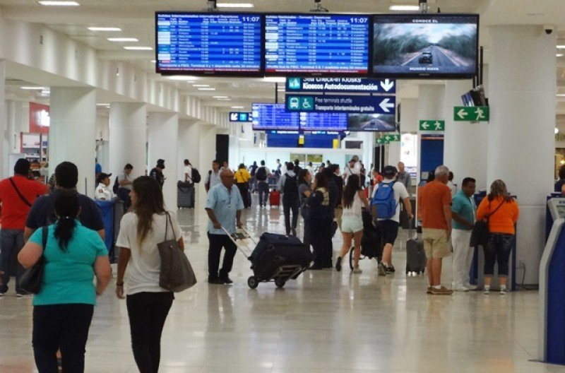 Las terminales del aeropuerto registraron una gran afluencia de pasajeros debido a los cambios en los itinerarios internacionales.
