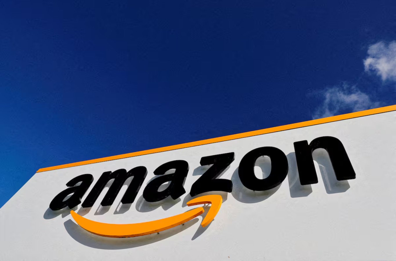 Amazon justifica la eliminación de empleos como una medida necesaria para reducir los niveles jerárquicos y mejorar la eficiencia interna de la empresa.