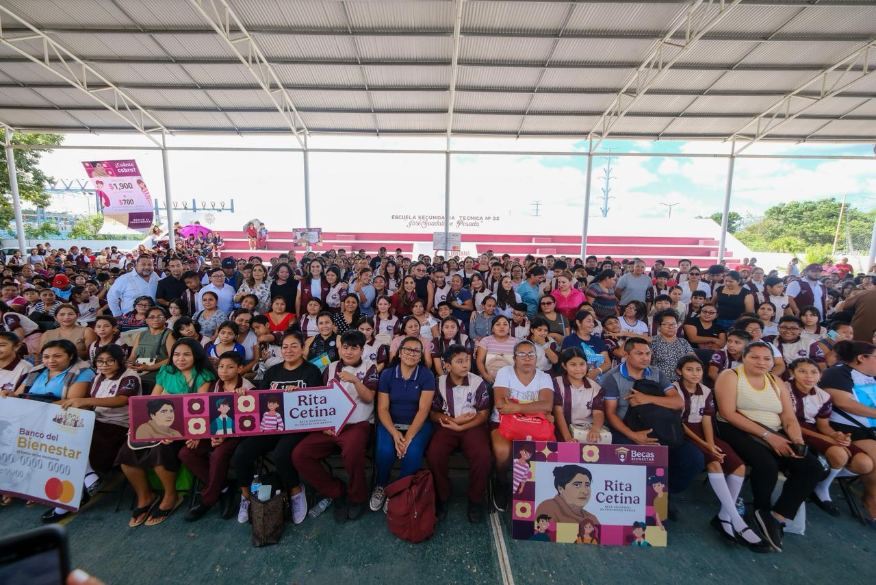 La gobernadora Mara Lezama entregó tarjetas bancarias a estudiantes de la secundaria técnica José Guadalupe Posada en Cancún.
