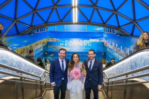 La gobernadora Mara Lezama supervisa la campaña publicitaria instalada en los pasillos de la estación Sol en Madrid.