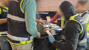 La Policía Nacional localizó cerca de tres millones de euros en efectivo dentro de un búnker oculto bajo una nave industrial.