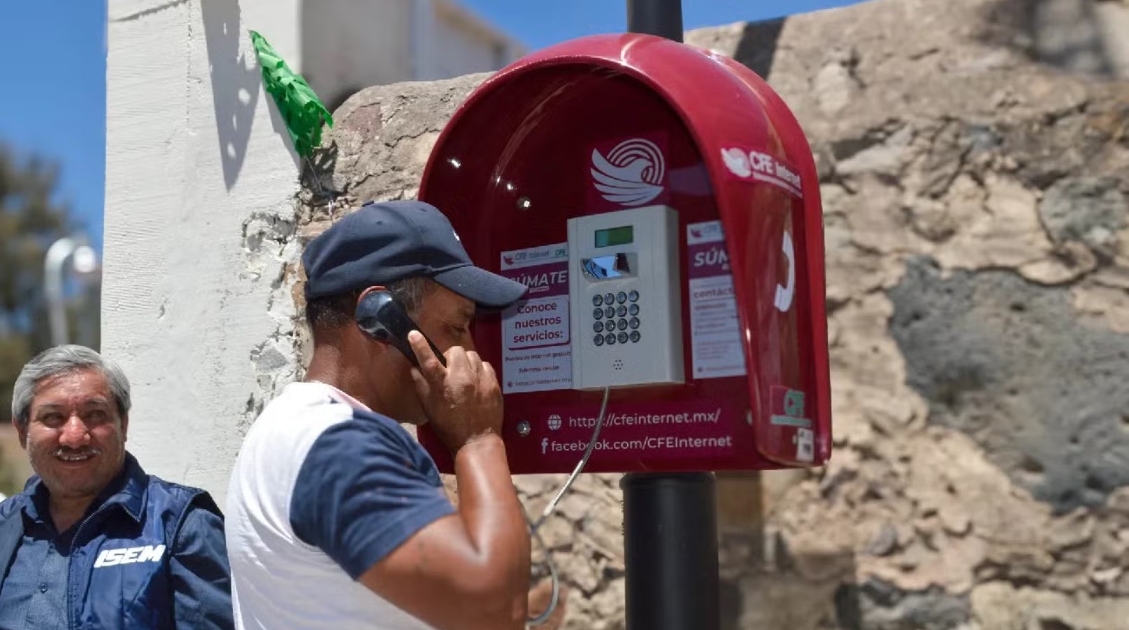 Las nuevas casetas de CFE Telecomunicaciones ofrecen llamadas sin costo en comunidades rurales de alta marginación.