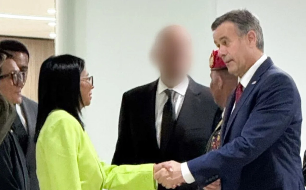 El director de la CIA, William Burns, estrecha la mano de Delcy Rodríguez durante su histórico encuentro en la capital venezolana.