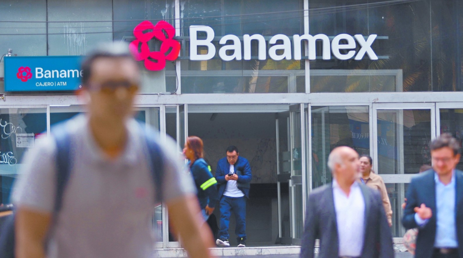 Citigroup analiza la venta de nuevos bloques accionarios para agilizar su salida del mercado minorista mexicano.