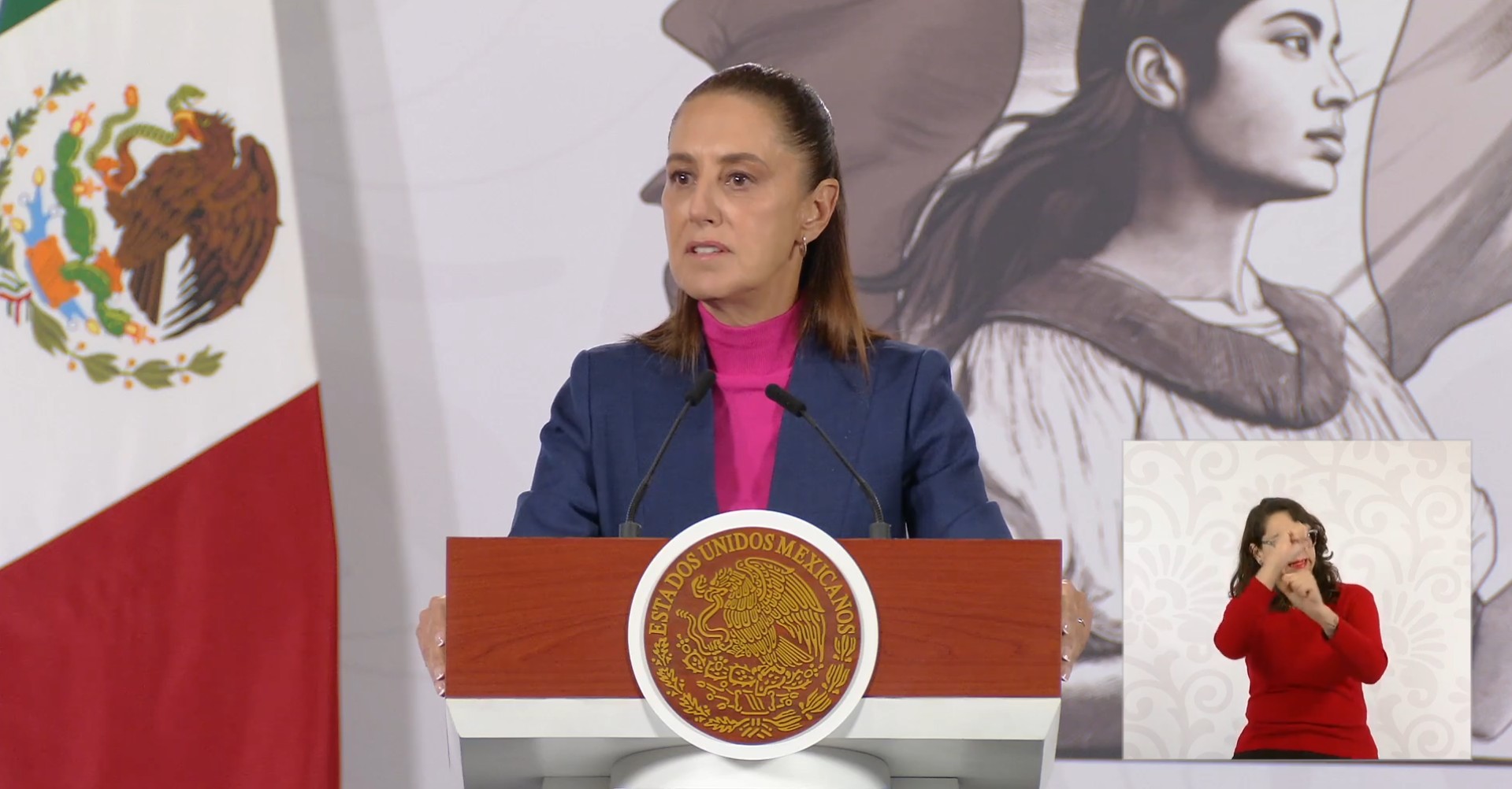 La presidenta Claudia Sheinbaum Pardo ingresa al Salón Tesorería para dialogar con los representantes de México acreditados en el extranjero.